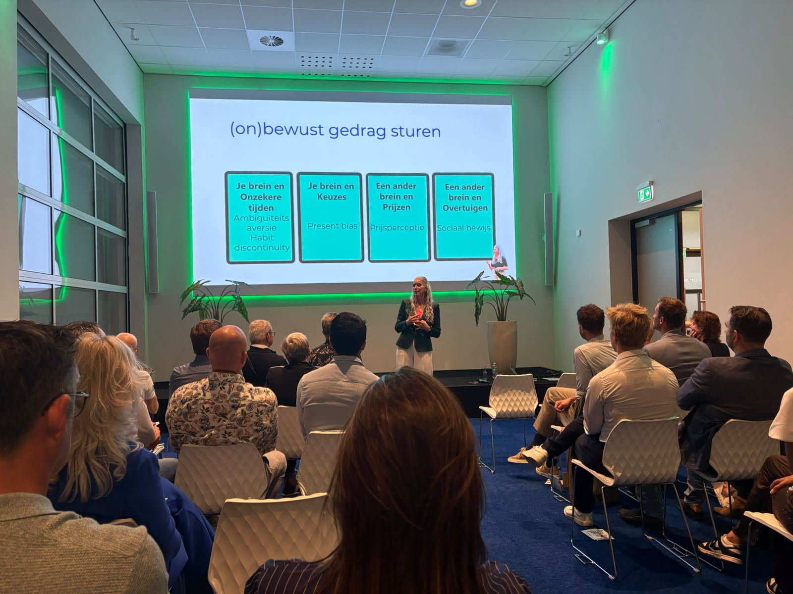 Chantal geeft een keynote over (on)bewust gedrag sturen voor een zaal vol ondernemers