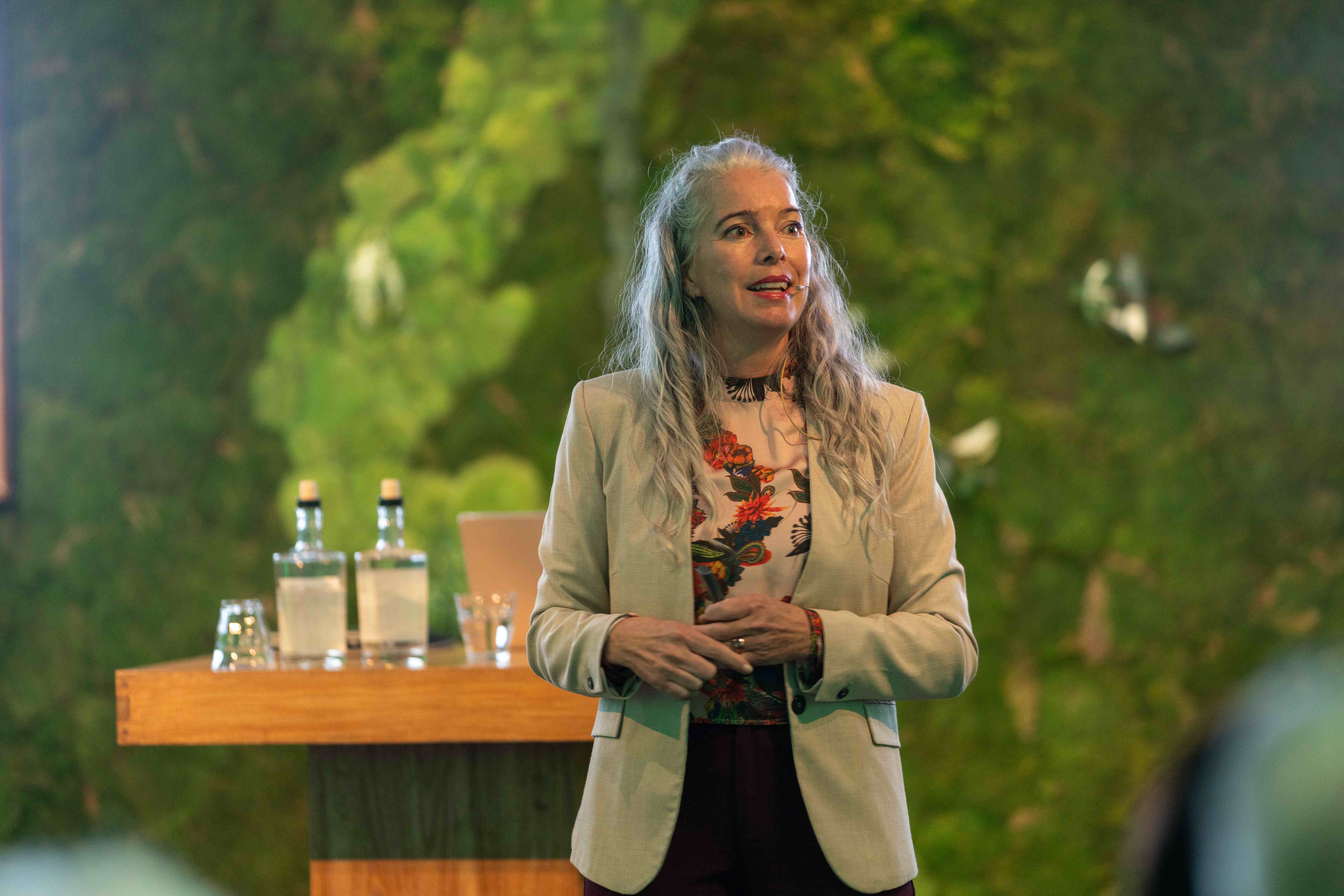 Chantal van den Berg tijdens een lezing