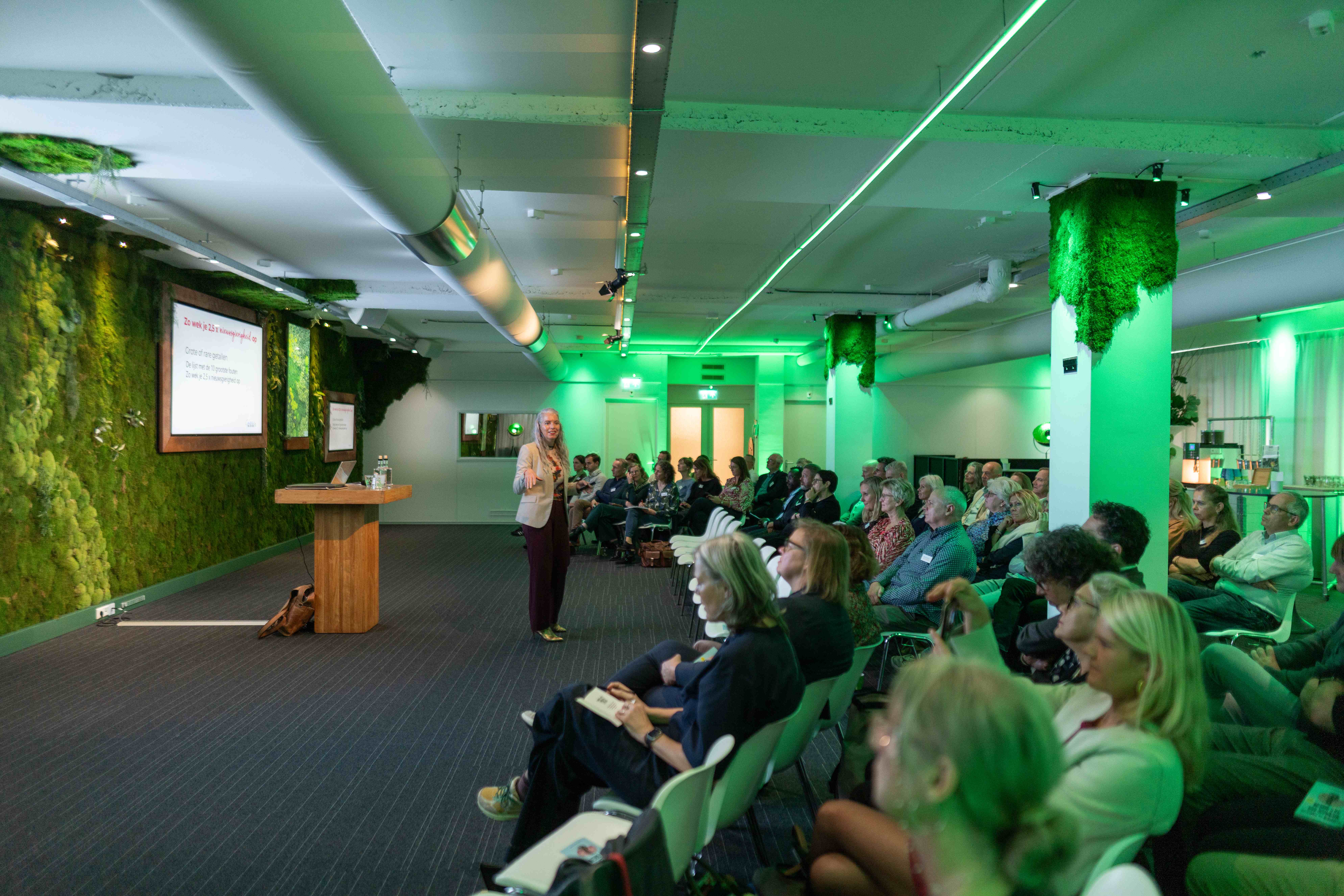 Chantal van den Berg spreekt tijdens een workshop